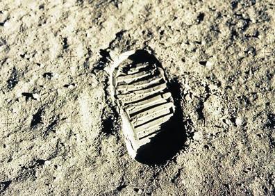Imagen secundaria 1 - Armstrong en el momento de pisar la Luna y huella en su superficie. A la derecha, Aldrin coge un experimento científico del módulo lunar.
