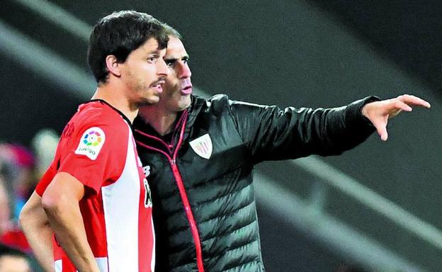 Garitano da indicaciones a Iturraspe antes de saltar al terreno de juego en un partido de la pasada temporada.