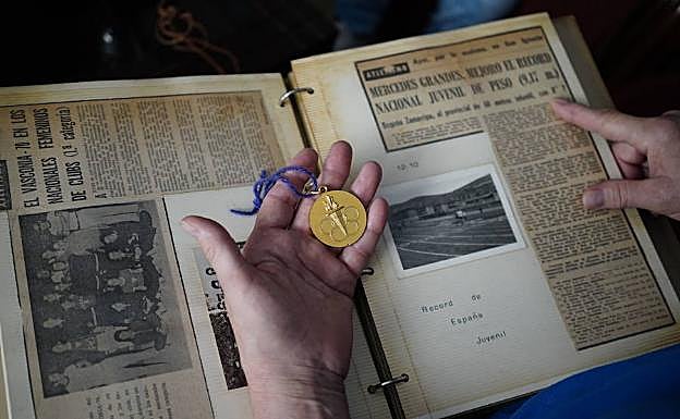 Con una de sus primeras medallas repasando su álbum personal. 