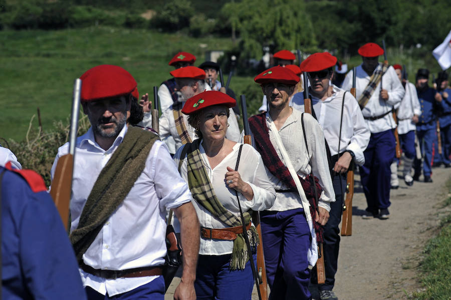Las faldas del monte han sido escenario este domingo de una recreación bélico