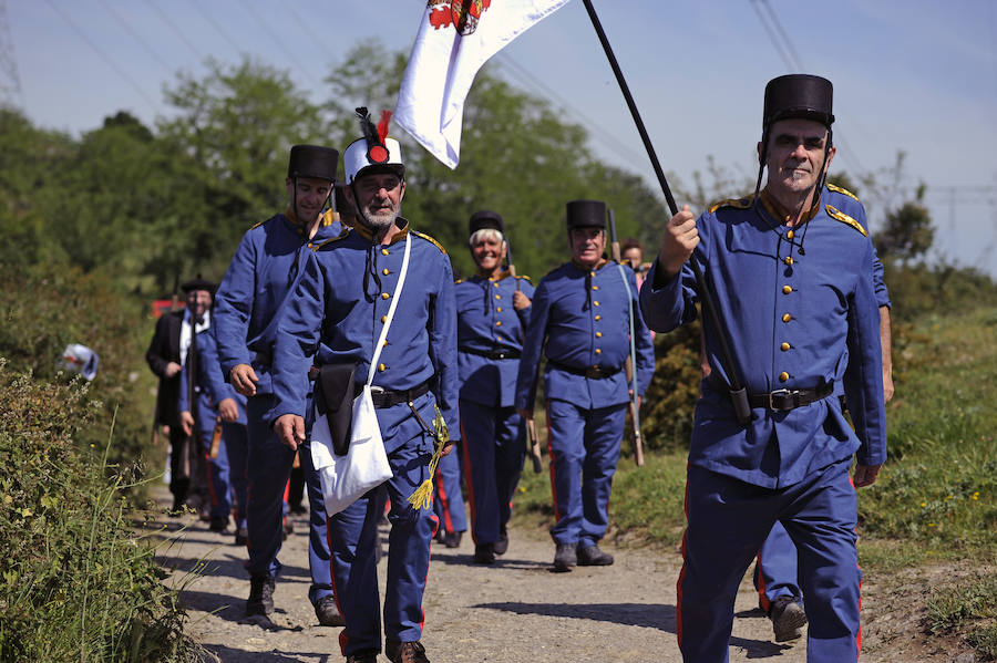 Las faldas del monte han sido escenario este domingo de una recreación bélico