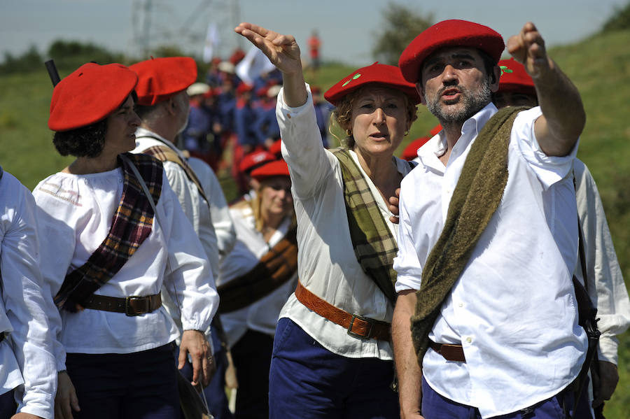 Las faldas del monte han sido escenario este domingo de una recreación bélico