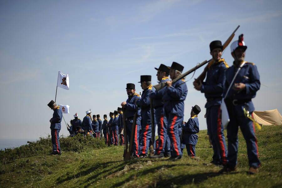 Las faldas del monte han sido escenario este domingo de una recreación bélico