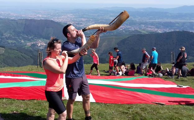 Los cuernos que convocan las Juntas Generales han sonado este domingo en la cima del Ganekorta