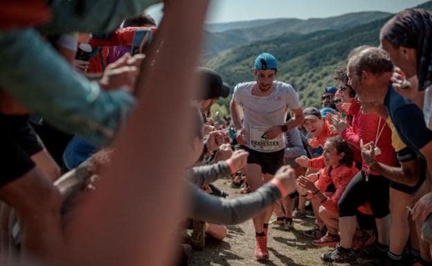 Kilian Jornet asciende por Sancti Spiritu aupado por el público. 