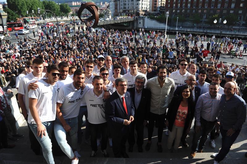 Fotos: Recibiento a los héroes del RETAbet en el Ayuntamiento