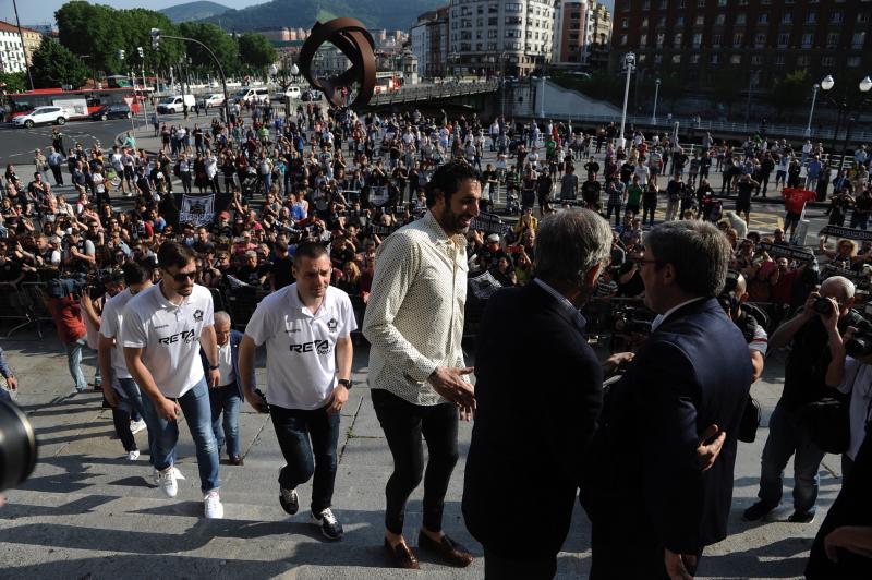 Fotos: Recibiento a los héroes del RETAbet en el Ayuntamiento