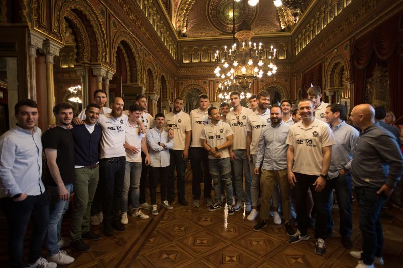 Fotos: Recibiento a los héroes del RETAbet en el Ayuntamiento