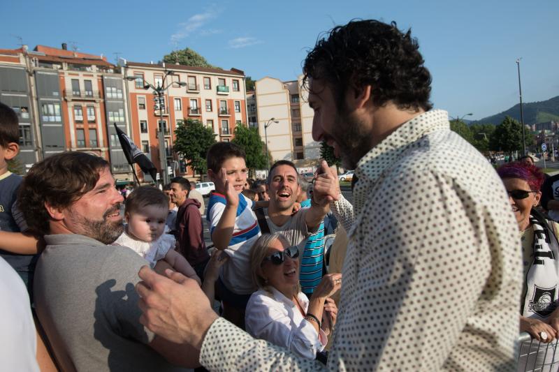 Fotos: Recibiento a los héroes del RETAbet en el Ayuntamiento