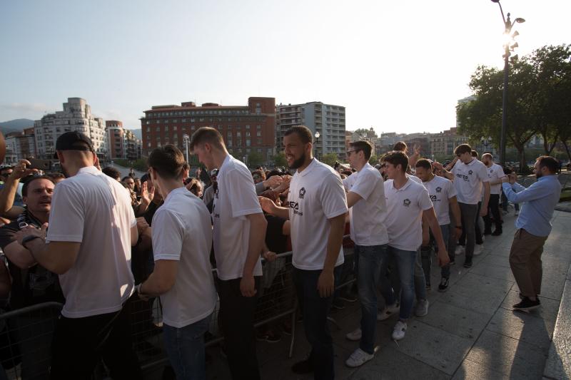 Fotos: Recibiento a los héroes del RETAbet en el Ayuntamiento