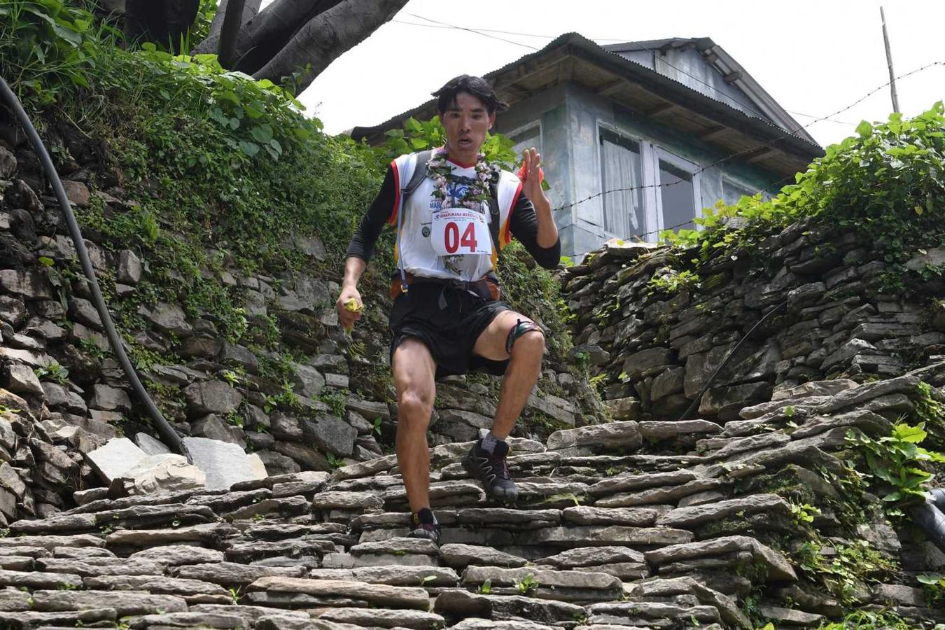 Un corredor durante la 2ª edición del Maratón de Annapurna en el distrito de Kaski de Nepal 