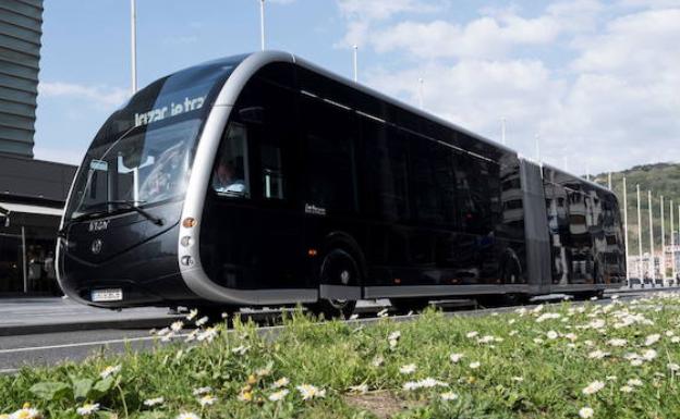 El modelo 'ieTram' de Irizar, muy similar a un tranvía, recorrerá la Periférica de Tuvisa. 