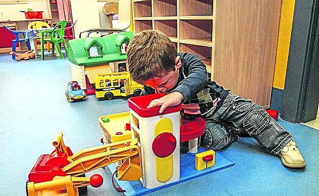 Un niño juega en una escuela infantil de Vitoria.