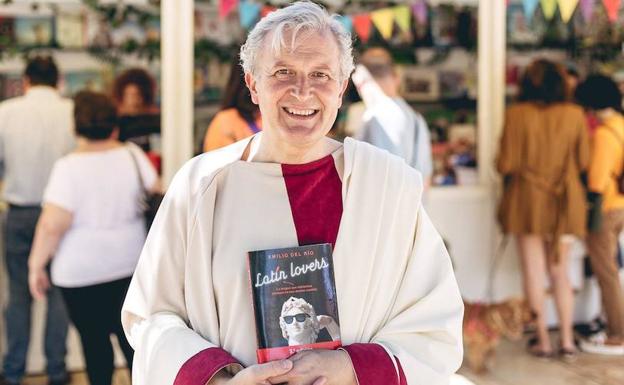 Emilio del Río, escritor y latinista, vestido de romano, con su libro 'Latín lovers'. 