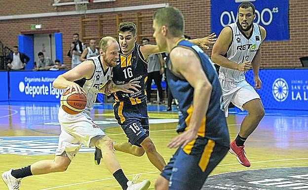 El debut. Schreiner circula el balón en la complicada cancha de Pumarín frente al Oviedo.