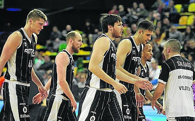 El aviso. Los hombres de negro, cabizbajos tras el golpe en Miribilla frente al Araberri.