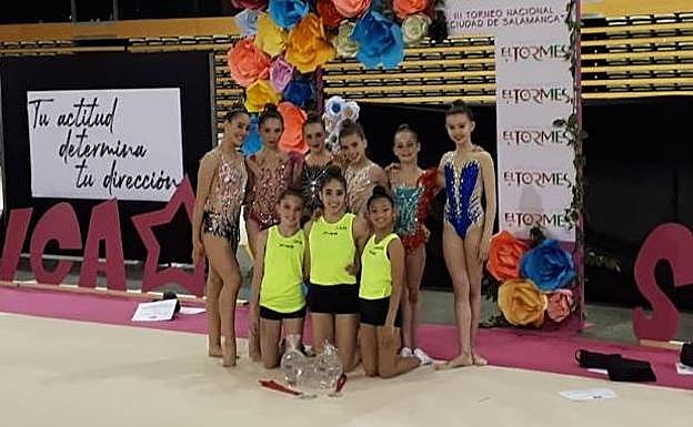 Integrantes de ambos equipos tras la disputa de la competición en tierras charras. 