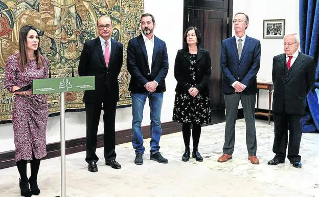 La presidenta del Parlamento vasco, Bakartxo Tejeria, junto a los cinco expertos de la comisión redactora.