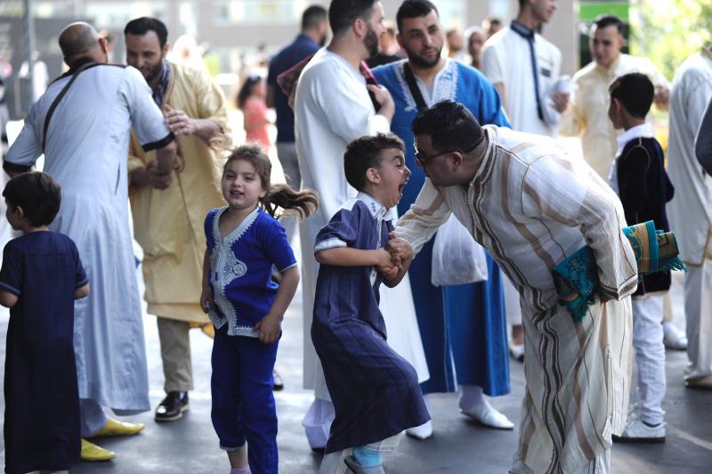 La comunidad musulmana pone el punto final al ayuno en un acto multitudinario en el pabellón de Miribilla