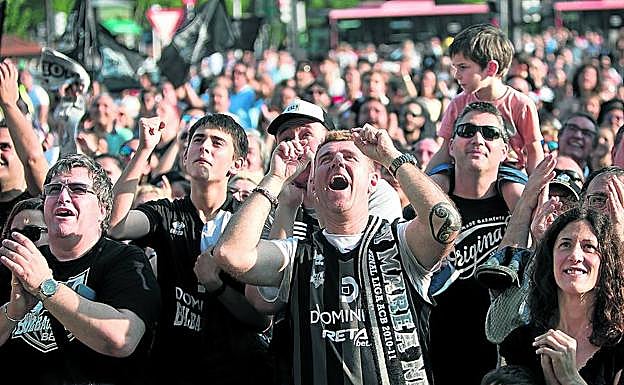 La marea negra se dejó sentir en la recepción al Bilbao Basket en el Ayuntamiento tras lograr el regreso a la ACB.