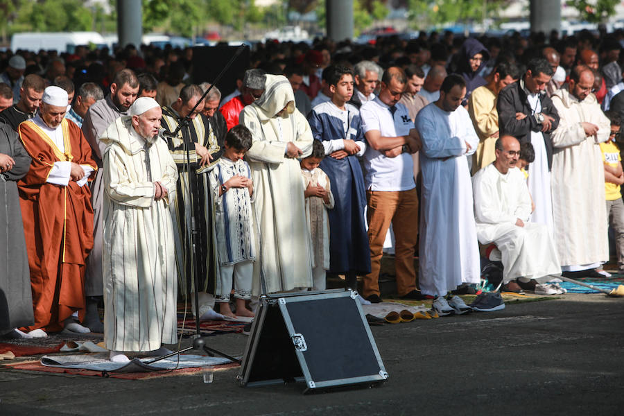 El mes del ayuno concluye con una oración multitudinaria en la celebración del Eid al-Fitr.