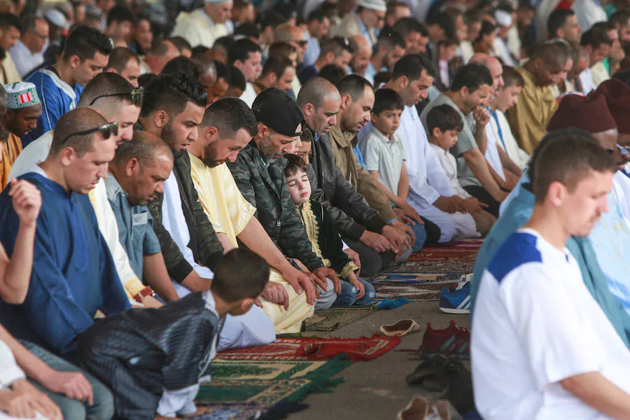 El mes del ayuno concluye con una oración multitudinaria en la celebración del Eid al-Fitr.