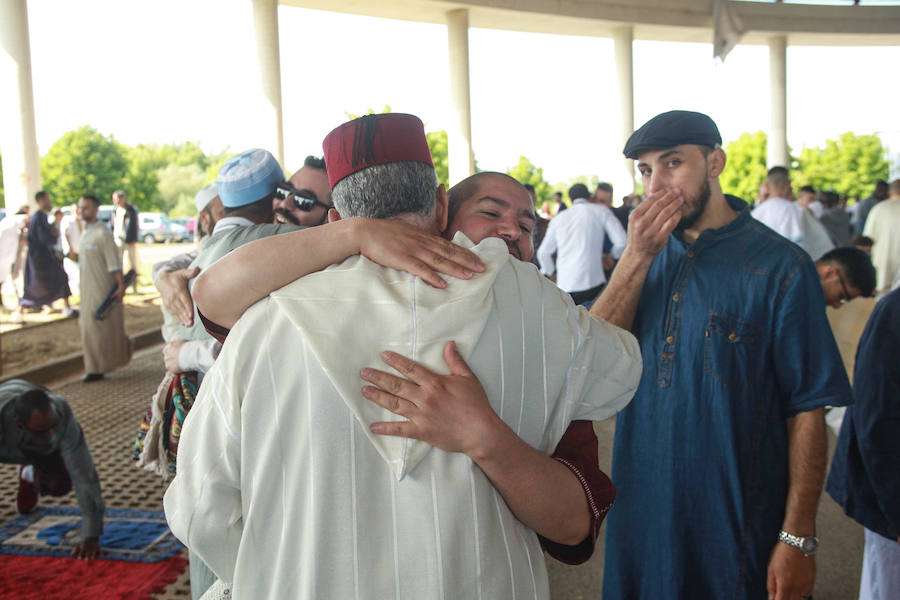 El mes del ayuno concluye con una oración multitudinaria en la celebración del Eid al-Fitr.