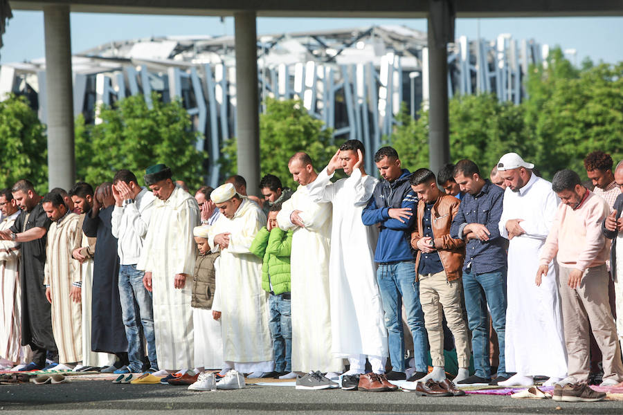 El mes del ayuno concluye con una oración multitudinaria en la celebración del Eid al-Fitr.