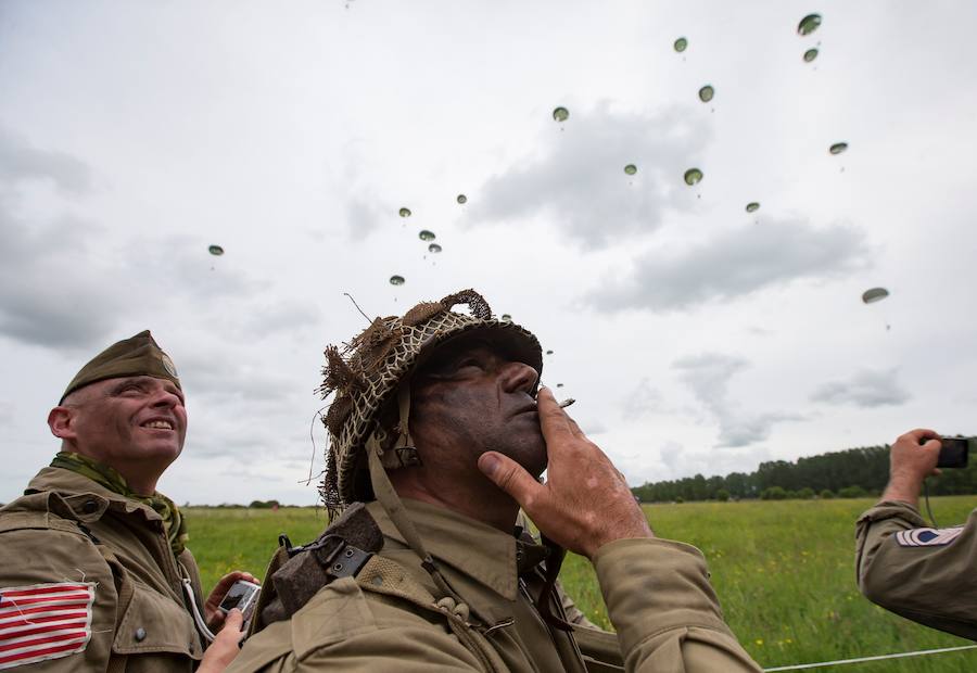 Una serie de actos recuerdan la Operación Overlord, en la que una fuerza 130.000 hombres protagonizó el asalto de la costa francesa de Normandía. Tres de aquellos soldados, hoy nonagenarios, han saltado en paracaídas, mientras diferentes mandatarios han mostrado sus respetos a los caídos en el Día D