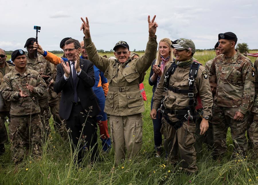 Una serie de actos recuerdan la Operación Overlord, en la que una fuerza 130.000 hombres protagonizó el asalto de la costa francesa de Normandía. Tres de aquellos soldados, hoy nonagenarios, han saltado en paracaídas, mientras diferentes mandatarios han mostrado sus respetos a los caídos en el Día D