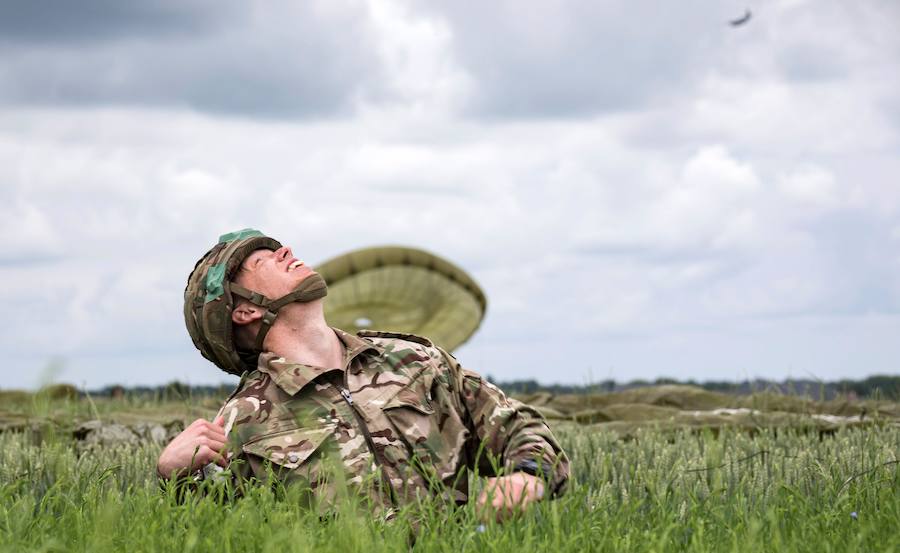 Una serie de actos recuerdan la Operación Overlord, en la que una fuerza 130.000 hombres protagonizó el asalto de la costa francesa de Normandía. Tres de aquellos soldados, hoy nonagenarios, han saltado en paracaídas, mientras diferentes mandatarios han mostrado sus respetos a los caídos en el Día D
