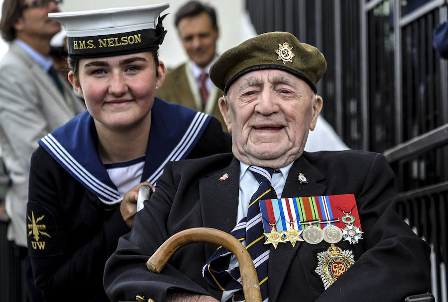 Una serie de actos recuerdan la Operación Overlord, en la que una fuerza 130.000 hombres protagonizó el asalto de la costa francesa de Normandía. Tres de aquellos soldados, hoy nonagenarios, han saltado en paracaídas, mientras diferentes mandatarios han mostrado sus respetos a los caídos en el Día D