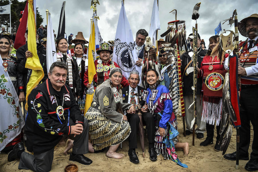 Una serie de actos recuerdan la Operación Overlord, en la que una fuerza 130.000 hombres protagonizó el asalto de la costa francesa de Normandía. Tres de aquellos soldados, hoy nonagenarios, han saltado en paracaídas, mientras diferentes mandatarios han mostrado sus respetos a los caídos en el Día D