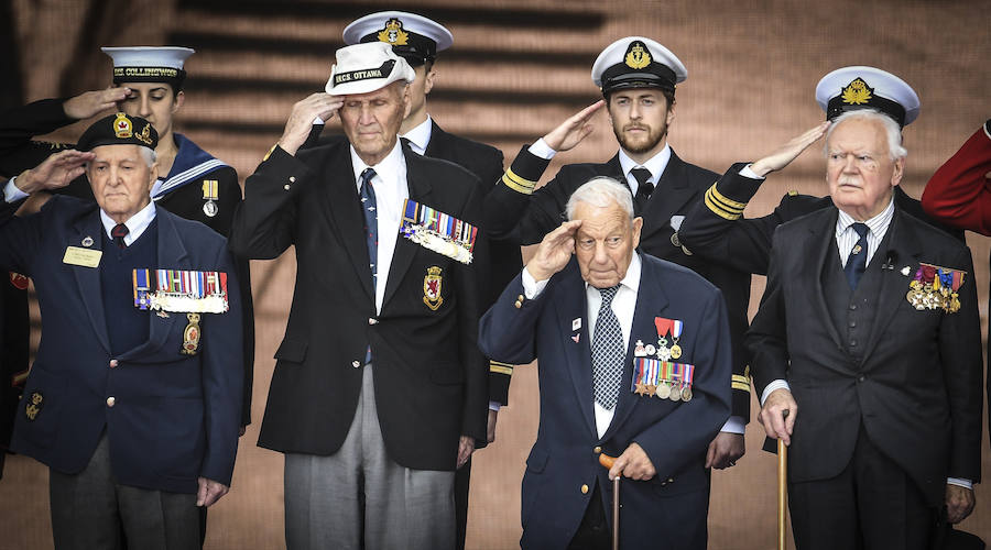 Una serie de actos recuerdan la Operación Overlord, en la que una fuerza 130.000 hombres protagonizó el asalto de la costa francesa de Normandía. Tres de aquellos soldados, hoy nonagenarios, han saltado en paracaídas, mientras diferentes mandatarios han mostrado sus respetos a los caídos en el Día D