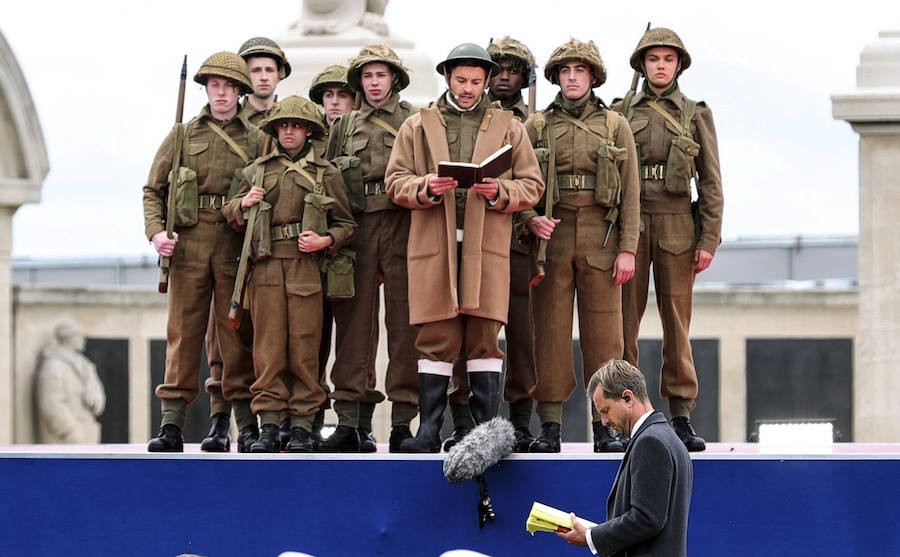 Una serie de actos recuerdan la Operación Overlord, en la que una fuerza 130.000 hombres protagonizó el asalto de la costa francesa de Normandía. Tres de aquellos soldados, hoy nonagenarios, han saltado en paracaídas, mientras diferentes mandatarios han mostrado sus respetos a los caídos en el Día D