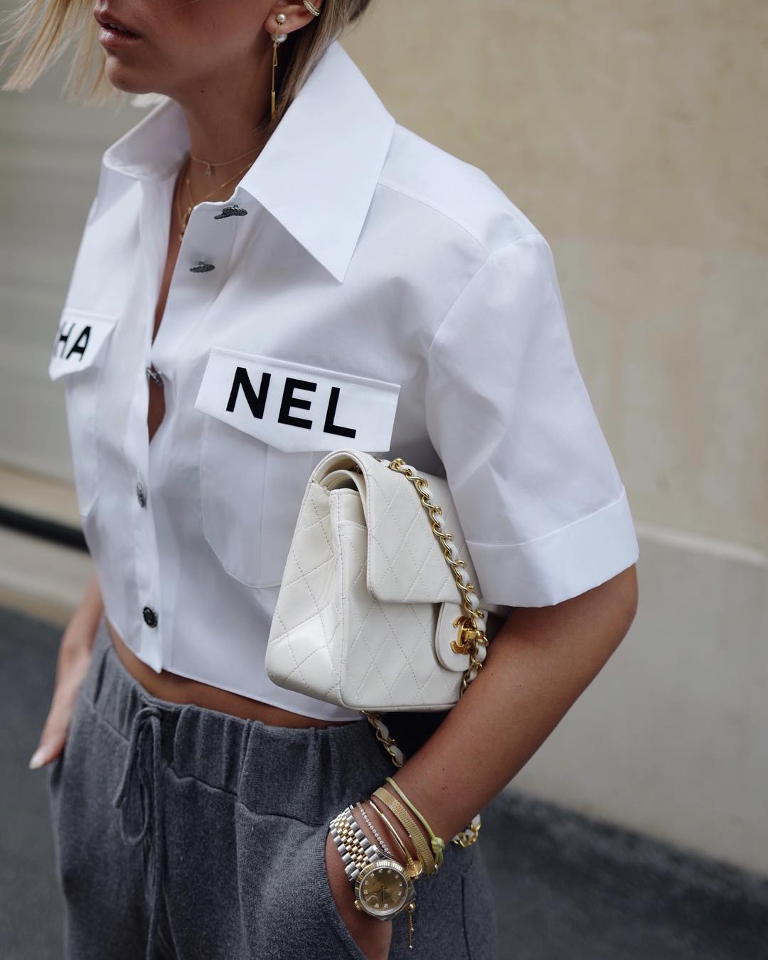La prenda estrella de Chanel para esta primavera-verano es una blusa bordada que permite mil combinaciones y que ha sido objeto de clones 'low-cost'