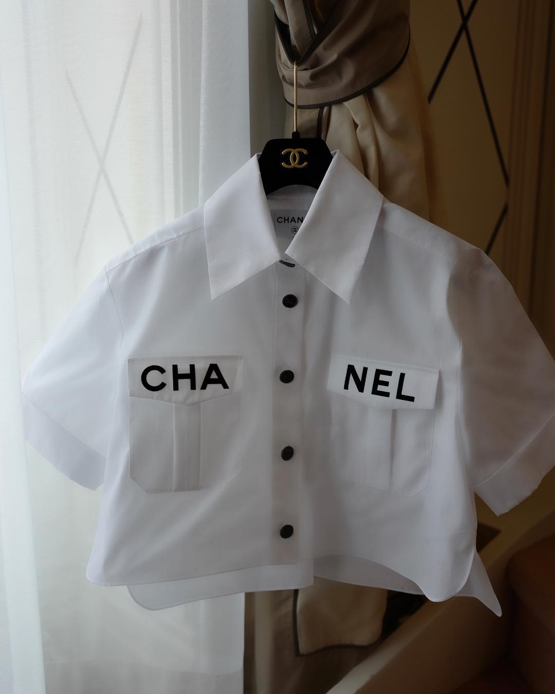 La prenda estrella de Chanel para esta primavera-verano es una blusa bordada que permite mil combinaciones y que ha sido objeto de clones 'low-cost'