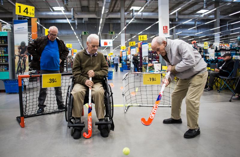 Residentes en la Fundación Miranda de Barakaldo se estrena en disciplinas poco habituales para ellos en el Decathlon de Megapark 