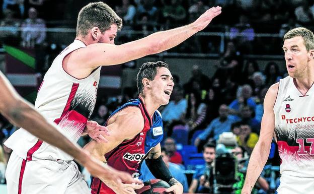 Luca Vildoza se abre camino entre la defensa del Tecnyconta Zaragoza durante el primer duelo de cuartos en el Buesa.