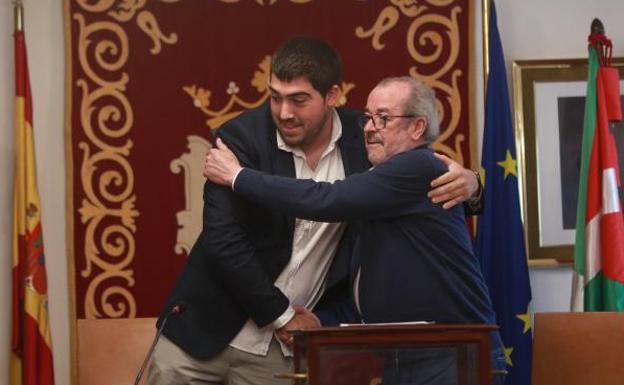 Lucio Castañeda se abraza a César García de Olano.