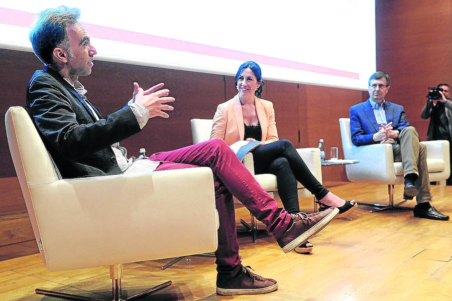 El escritor Harkaitz Cano, en un momento de la entrevista con Terese Mendiguren y César Coca.