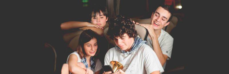 Jóvenes disfrutando de un Jaibus Vital