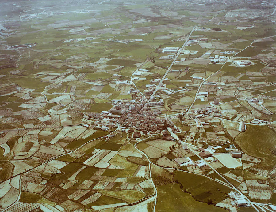 Imagen aérea de Oion entre 1975 y 1981.