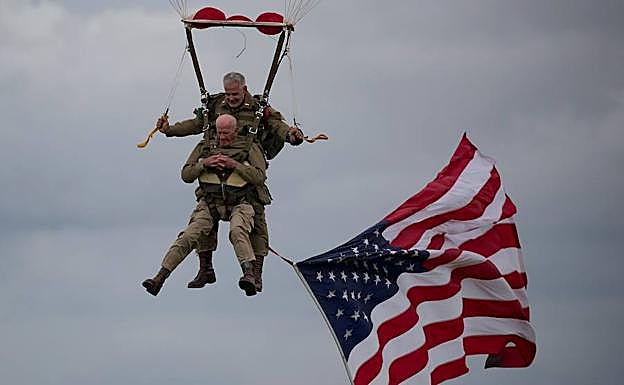 El veterano Tom Rice vuelve a tirarse en paracaídas sobre Normandía 75 años después.