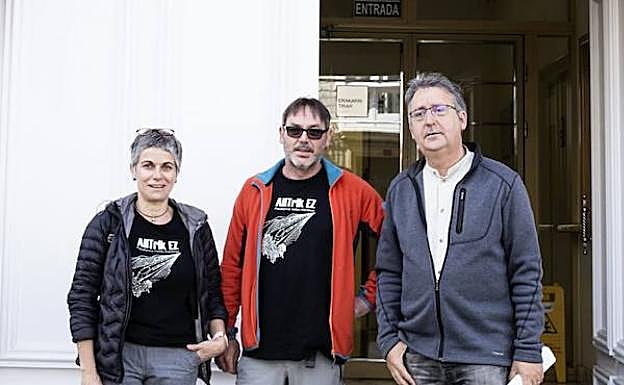 Miembros de la plataforma se reunieron ayer con el Ararteko. 