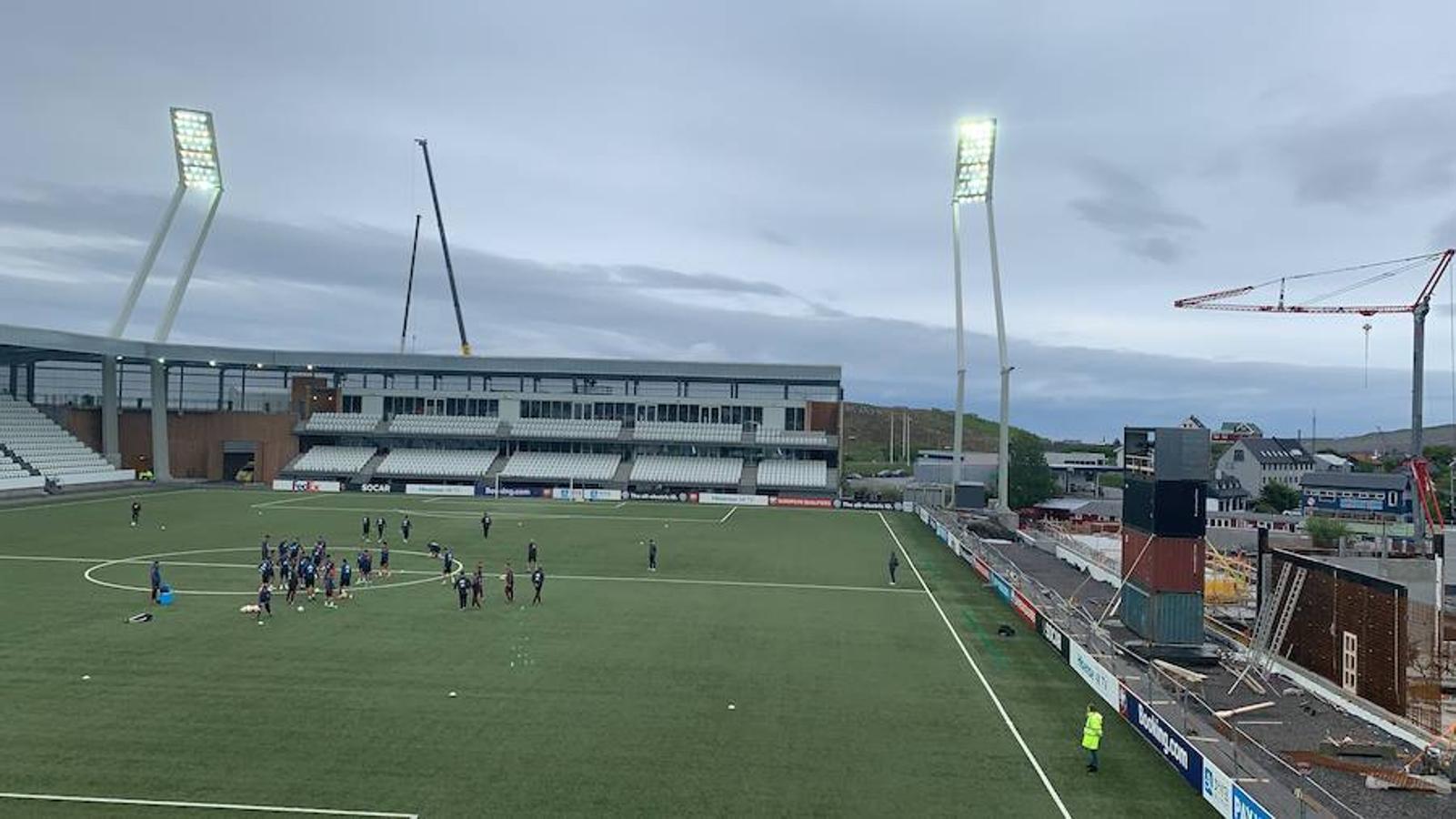 La selección española tratará de seguir encarrilando su clasificación para la Eurocopa 2020 en este modesto estadio sin una grada de la capital del archipiélago autónomo que forma parte del Reino de Dinamarca