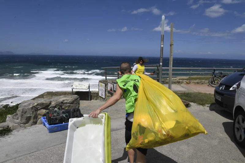 Fotos: Recogida de plásticos en la playa de Barrika