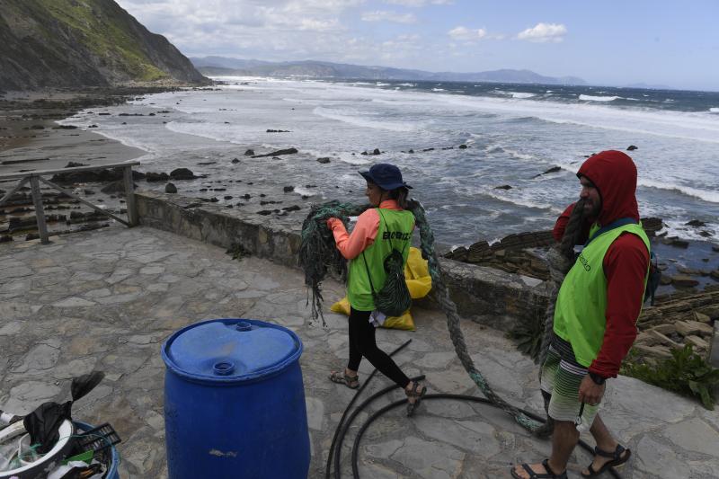 Fotos: Recogida de plásticos en la playa de Barrika