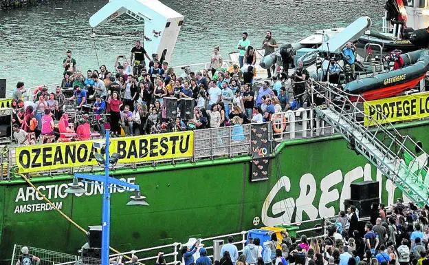 Macaco congregó a un público numeroso y entregado desde la cubierta del barco.