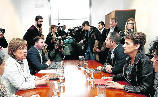 La presidente en funciones, Uxue Barkos (izq.), se reunió el miércoles con la socialista María Chivite.